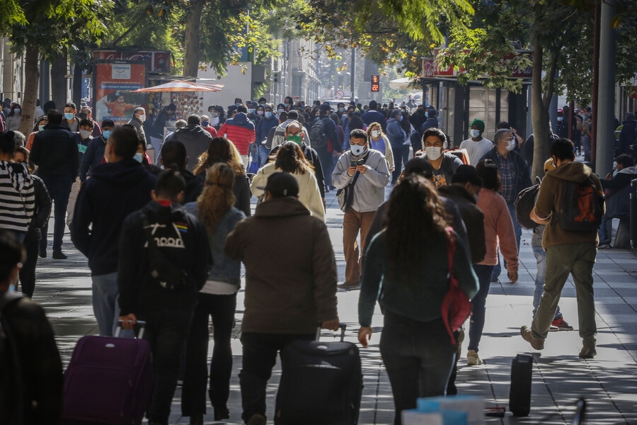 Estudio: Chilenos empiezan a sentirse viejos cuatro años antes que el promedio internacional