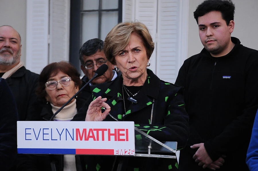Apuntar al centro, fortalecer relato político y limitar el conflicto con Kast: el giro táctico de Matthei para noviembre