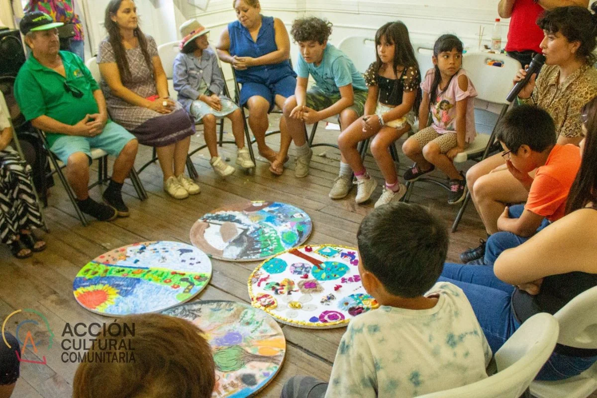 Con talleres gratuitos de arpillera, mosaico y acuarela: 5 comunas de la RM preparan circuito de arte en barrios