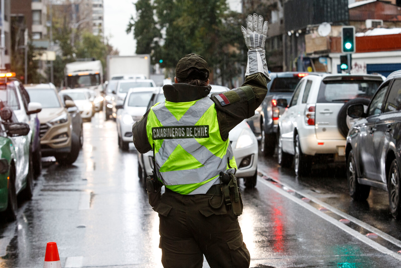 Contraloría se deja caer en Carabineros por no incautar 626 autos robados ni detener a 144 prófugos en controles de tránsito