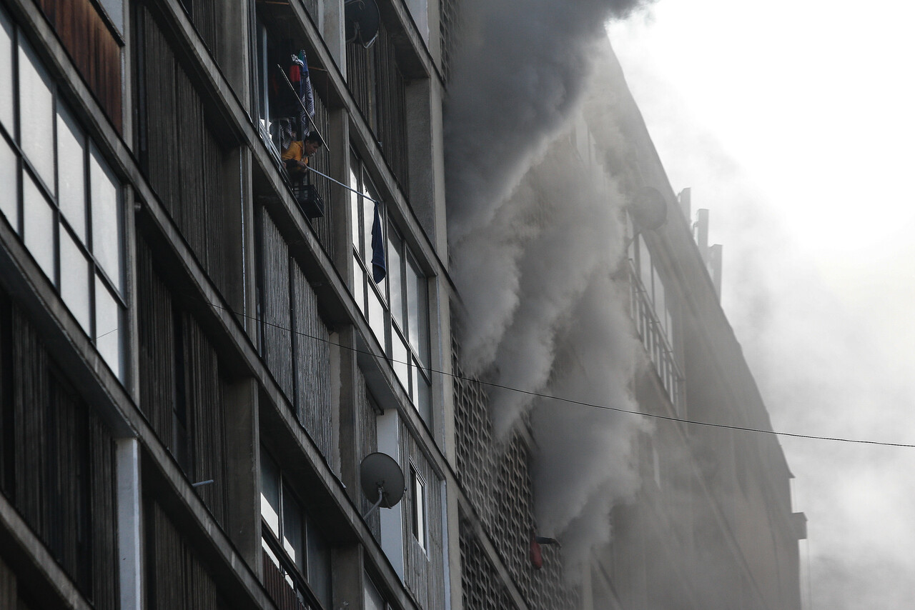 Incendio en edificio de Santiago centro: Confirman una mujer en riesgo vital y una mascota fallecida