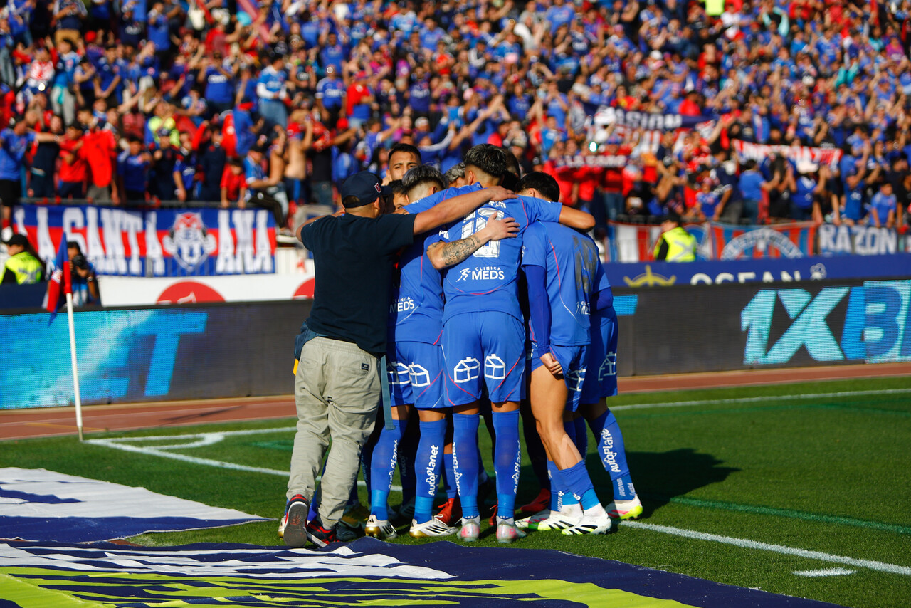 La U hunde a Colo Colo en su crisis y le gana un polémico Superclásico que tuvo penales y expulsiones