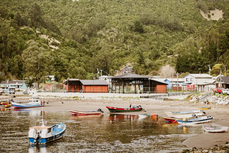 Barcos de pescadores artesanales en Mehuin.