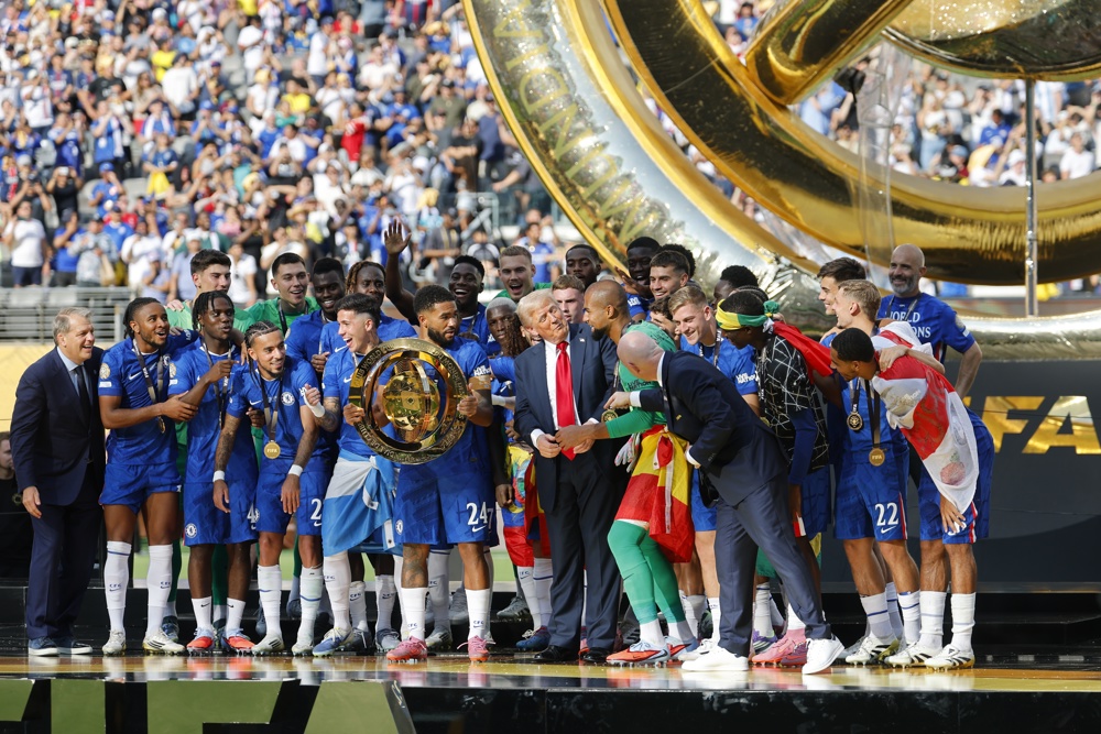 VIDEO| La insólita intromisión de Trump en Mundial de Clubes: Entregó copa, no se fue y celebró como si fuese futbolista