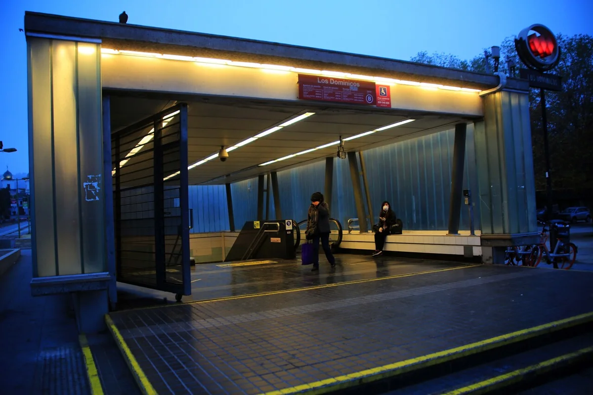 Metro de Santiago restablece servicio completo de la Línea 1 tras detención por persona en la vía