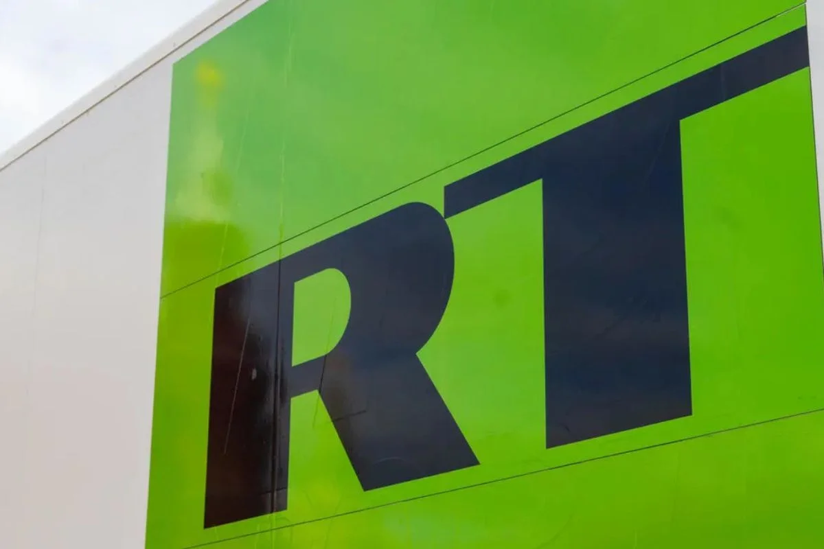 RT en Chile: Llegada del canal ruso abre debate sobre pluralismo informativo ante concentración mediática