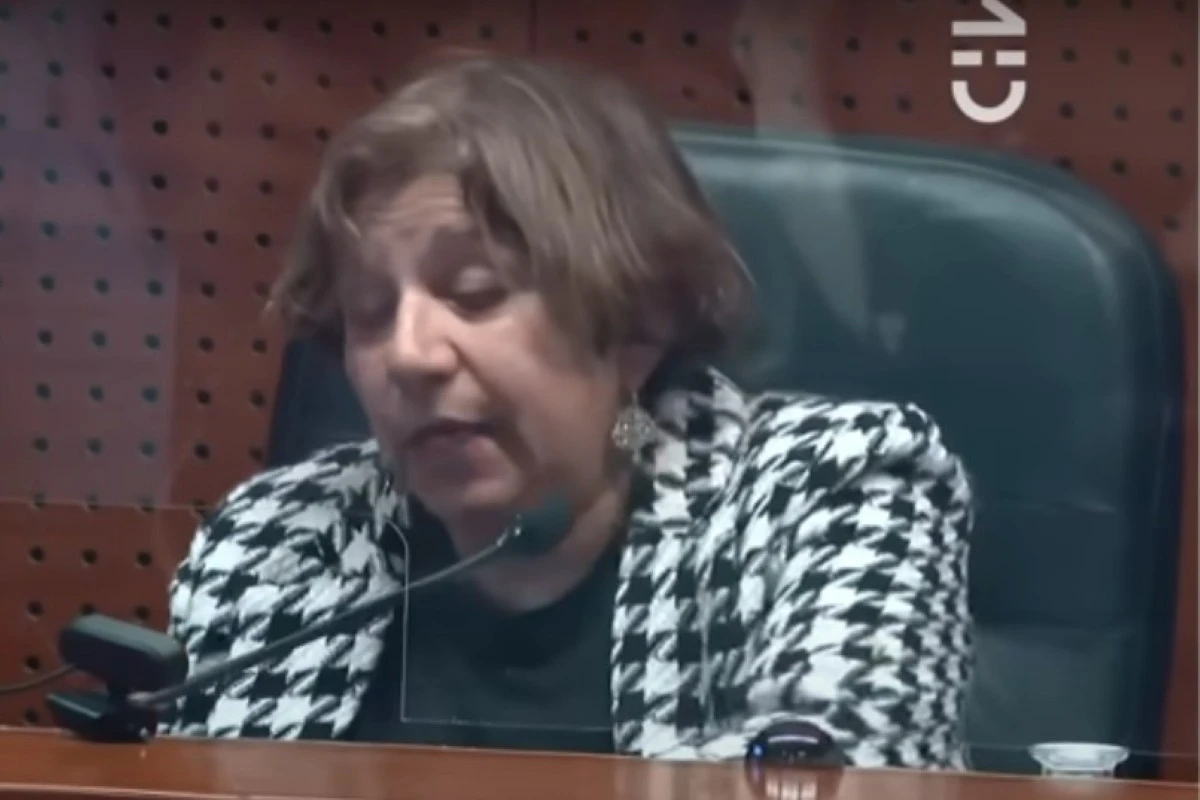VIDEO| “Esas preguntas tontas”: Indignada jueza apuntada por liberación de sicario encaró a periodista