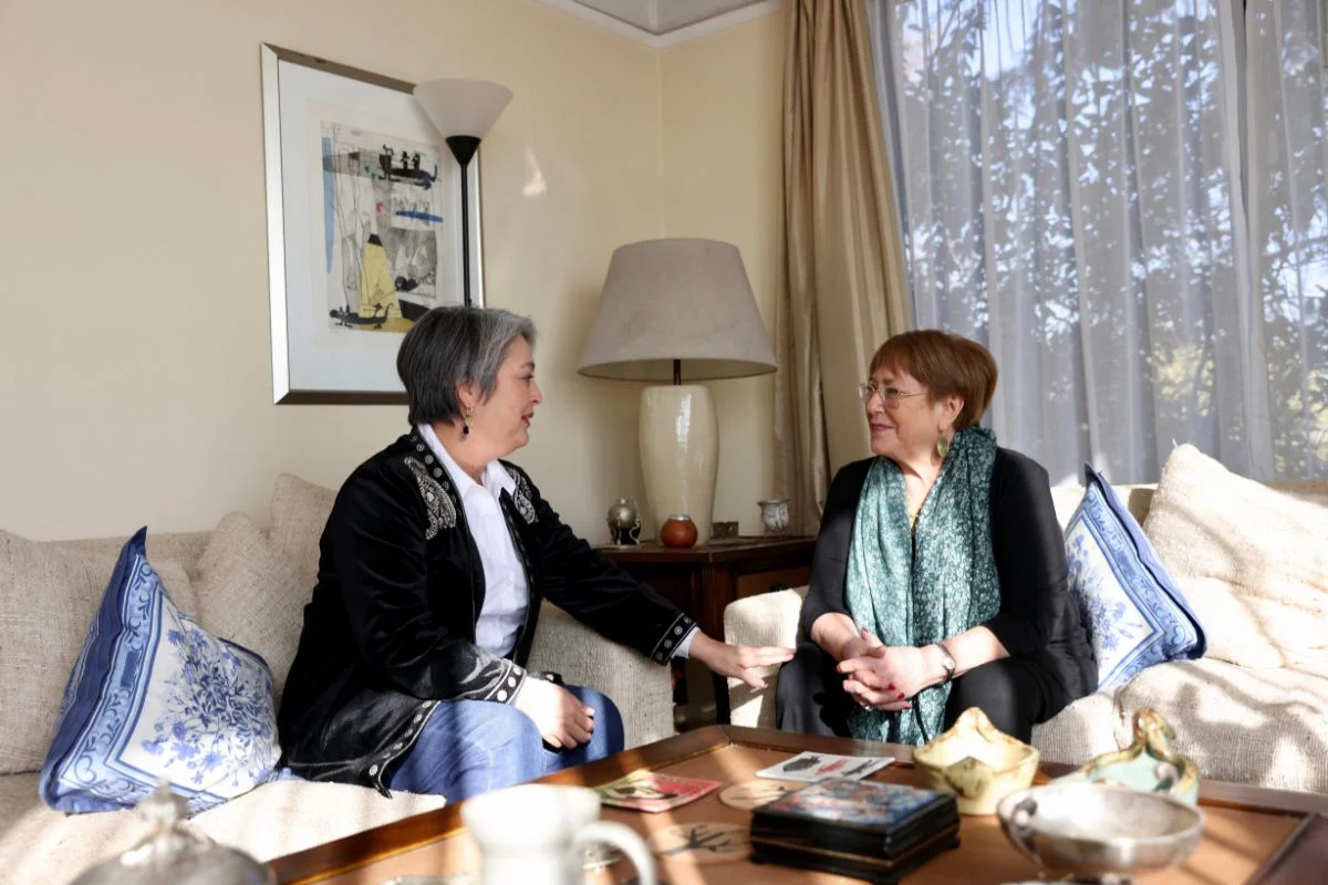 Jeannette Jara visita a Michelle Bachelet en su casa y robustece estrategia para captar el voto femenino