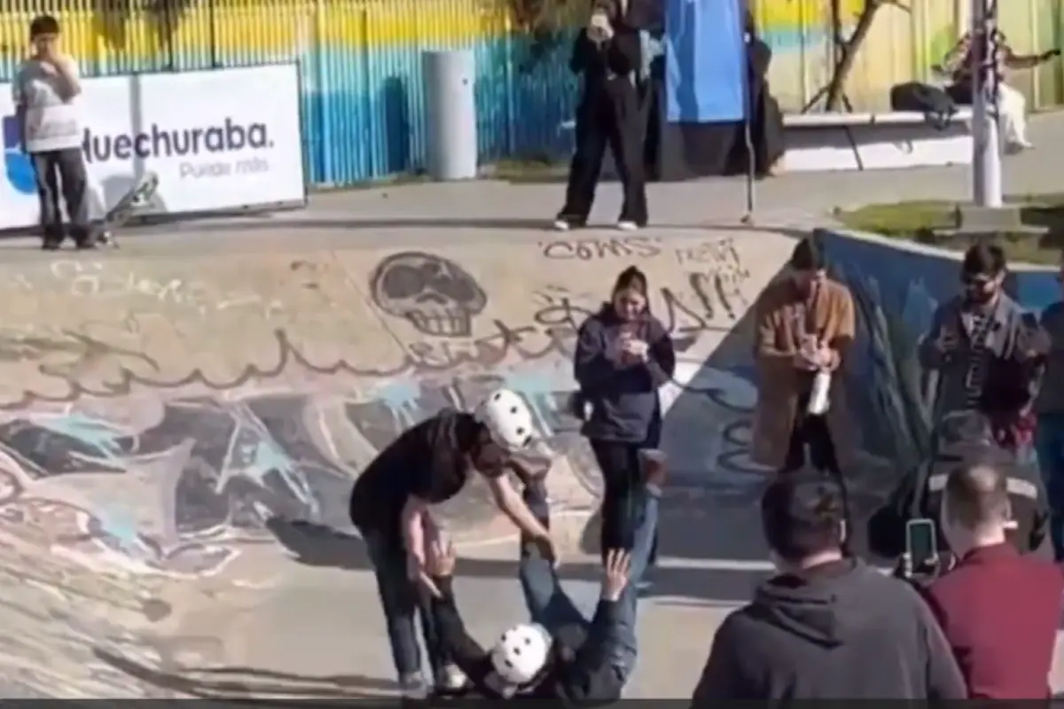 VIDEO| Delegado Durán termina en el suelo tras subirse a skate en actividad en Huechuraba
