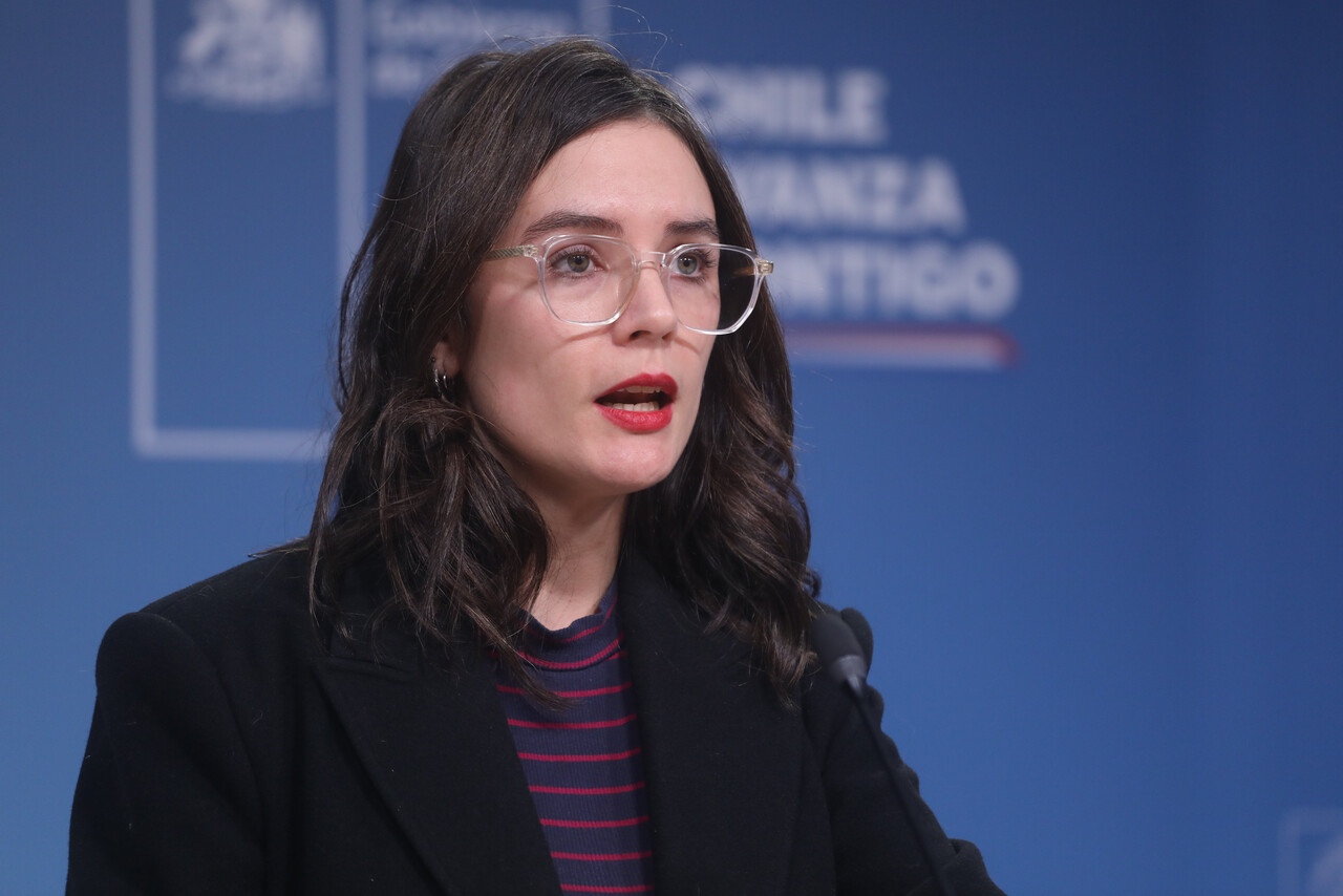 Ministra Camila Vallejo critica posturas presidencialistas de Matthei y Kast: “La derecha relativiza y reivindica la dictadura”