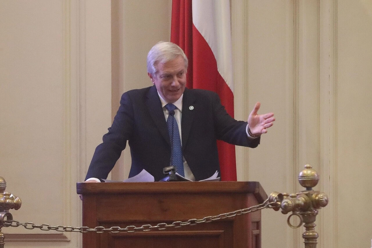 Funas, insultos y barras bravas: así fue el debate presidencial de Salmón Summit en Frutillar y que enfrentó a Kast con Jara
