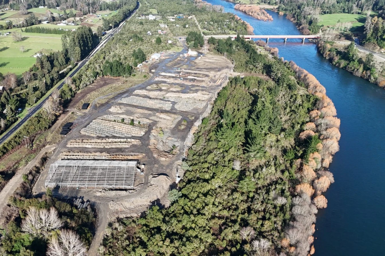 Frenan salmonera en río de Valdivia por daño irreparable a formación fósil y geológica de hasta 39 millones de años