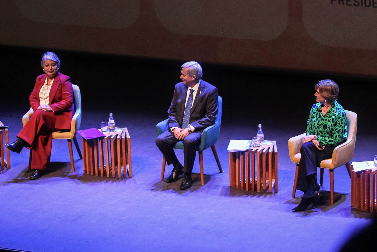 Funas, insultos y barras bravas: así fue el debate presidencial de Salmón Summit en Frutillar que enfrentó a Kast con Jara