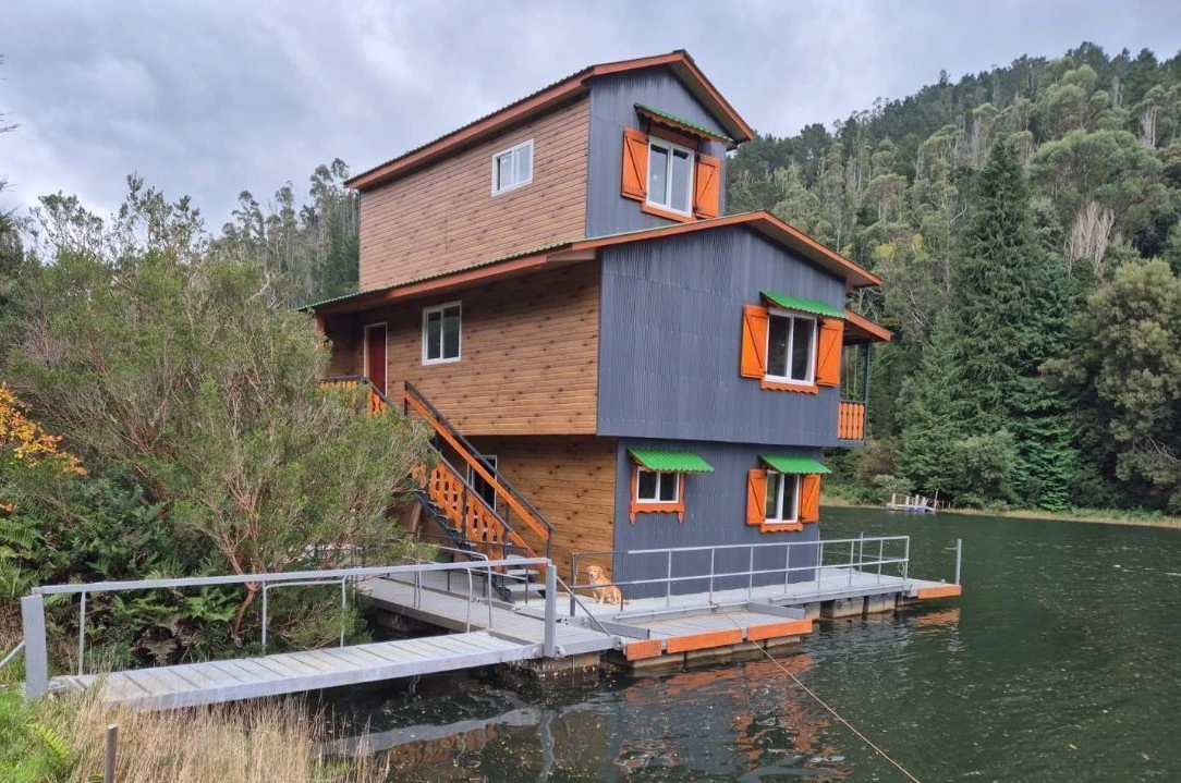 Vecino que construyó casa flotante ilegal en el río Futa deberá restituir el lecho y pagar $3.500 millones