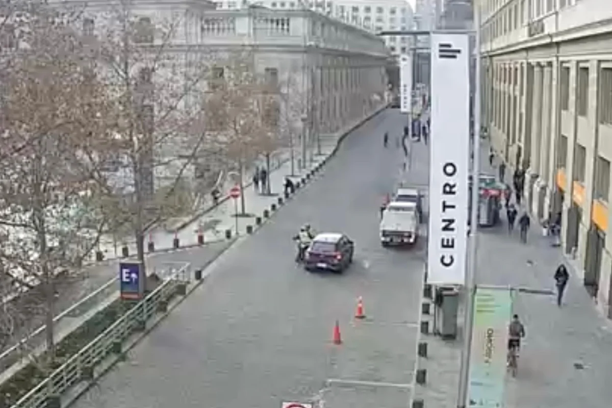 VIDEO| El momento en que carabinero es atropellado por sujeto con orden de detención frente a La Moneda