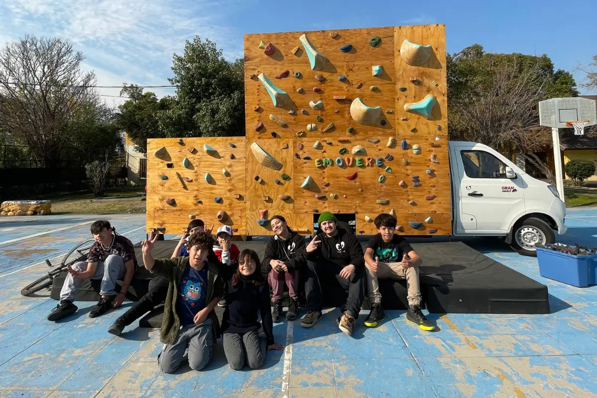 Llevar la escalada a niños y niñas de entornos complejos: Fundación crea muro móvil para democratizar el deporte en Santiago