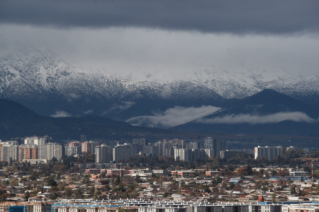 Santiago y su clima cambiante: Región Metropolitana pasará de los 20°C de calor a los 30 mm de lluvia