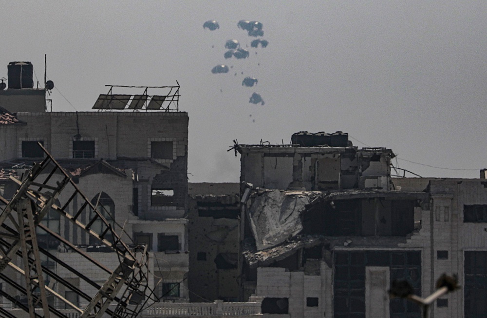 Israel lanza ayuda humanitaria en paracaídas y dice que es “falsa” la hambruna en Franja de Gaza