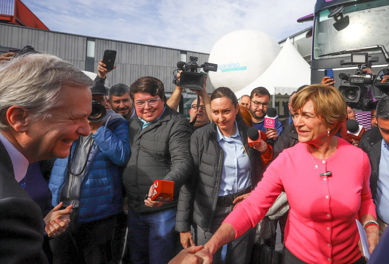 Las secuelas de no ir a primarias: Quiebre en la derecha desfonda a Matthei y abre flanco a Kast
