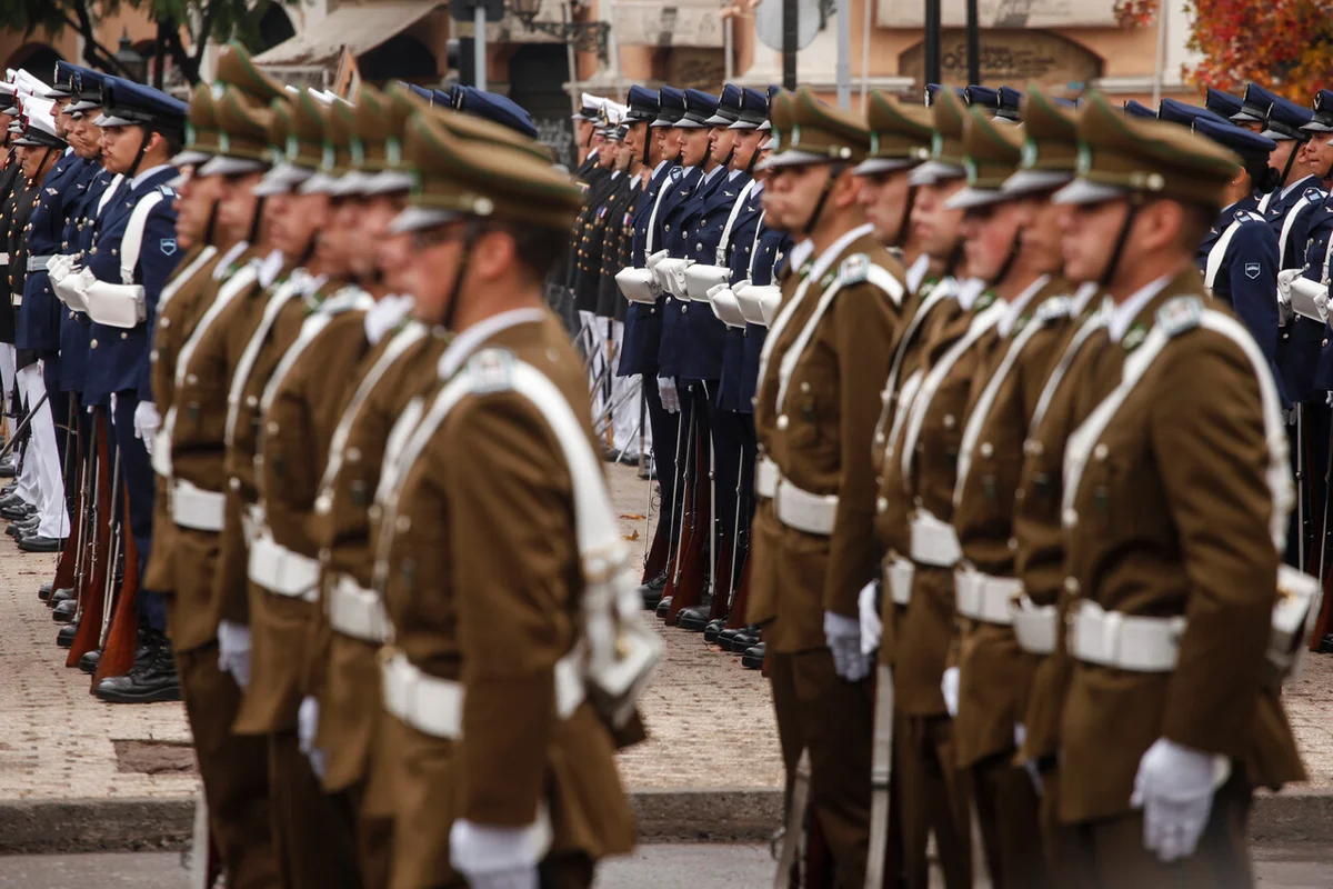 Casi 3.000 funcionarios de Carabineros, Gendarmería, FFAA y PDI salieron 9 mil veces del país con licencia médica