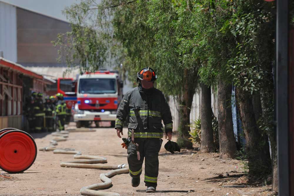 VIDEO| Bomberos suspende a voluntarios captados robando artículos de camión accidentado: “Se denunció en Carabineros”
