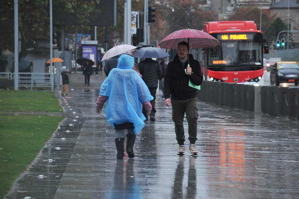 Río atmosférico categoría 4 traerá hasta 60 mm de lluvia a Santiago: Senapred decreta alerta roja por desbordes en el sur