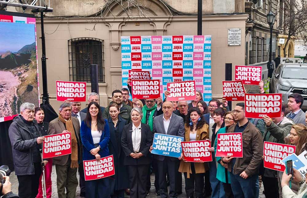 Jeannette Jara presenta a su equipo de campaña con Jaime Mulet, Bárbara Figueroa y Eduardo Escobar incluidos
