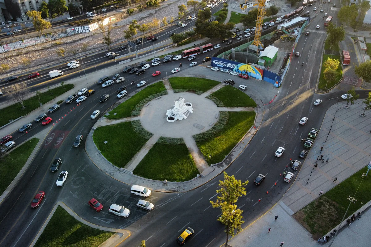 Gabriela Mistral tendrá monumento en Plaza Baquedano: Conoce la gigante obra de 4 retratos y cuándo se instalará