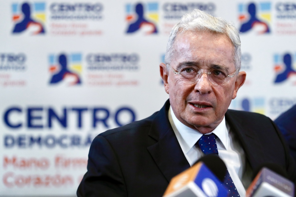 Expresidente colombiano Álvaro Uribe es condenado a 12 años de prisión domiciliaria