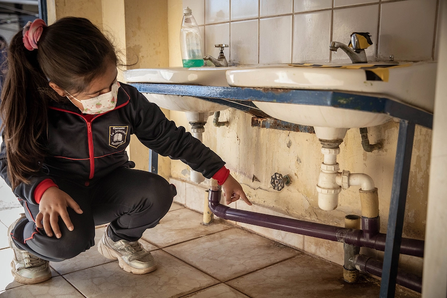 Colegios de Coquimbo cosechan agua de la niebla y ahorran 400 mil litros por año enfrentando la sequía