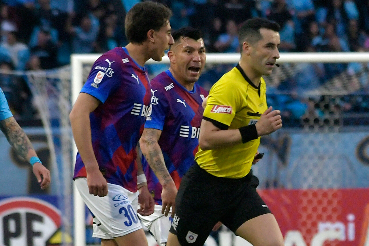La UC tropieza ante colista Iquique en duelo marcado por errores arbitrales y Gary Medel acusando en cámara