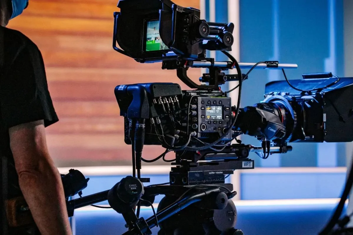 La millonaria deuda de canal de TV tras demanda que agrava su crisis financiera y que podría llevarlo a la quiebra