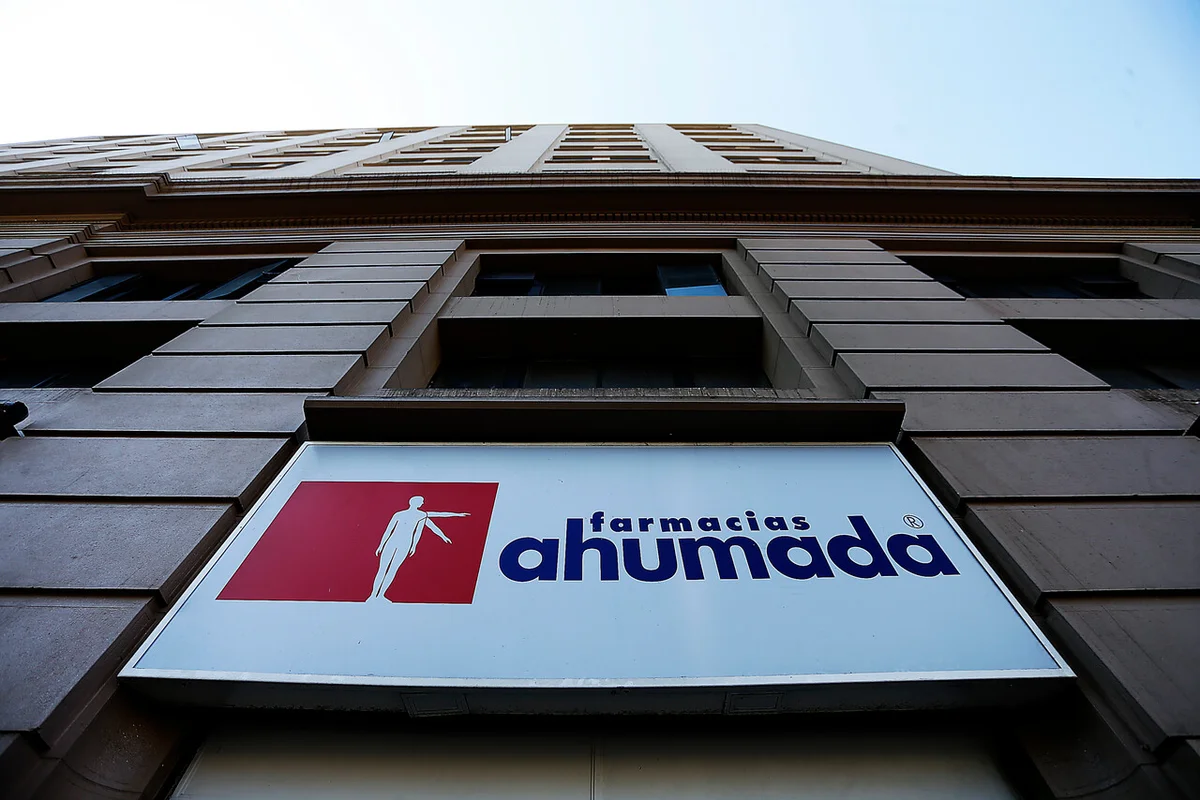 Farmacias Ahumada compensará a 34 mil clientes por colusión de precios: Qué grupos son beneficiarios y cómo se pagará