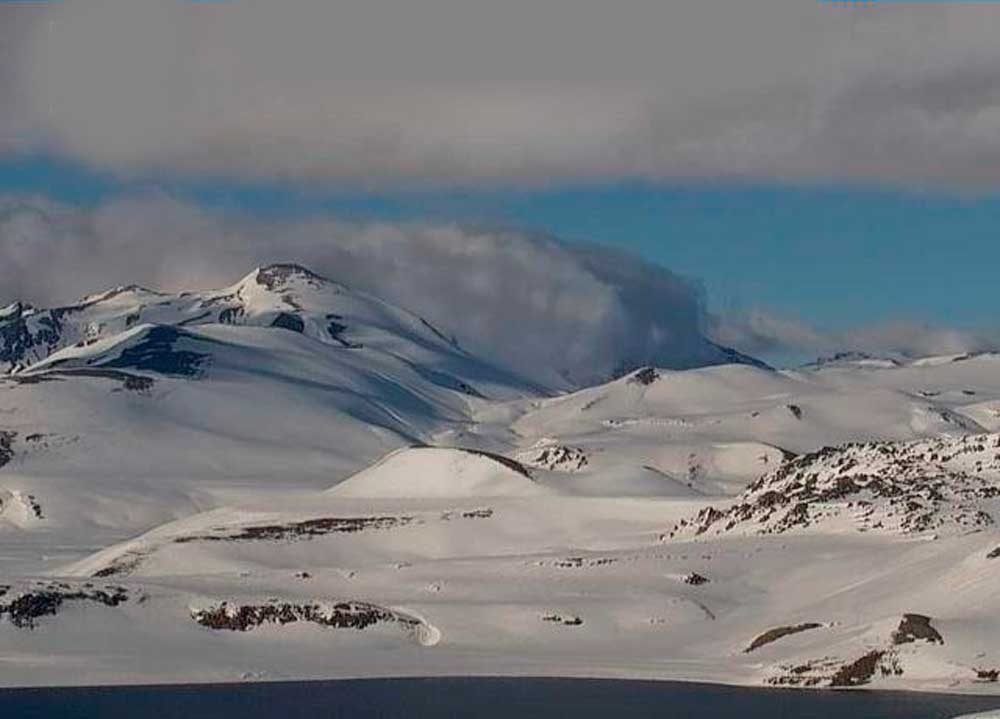 Complejo Volcánico Laguna del Maule pasa a Alerta Amarilla: Enjambre sísmico y peligro por emisión de dióxido de carbono