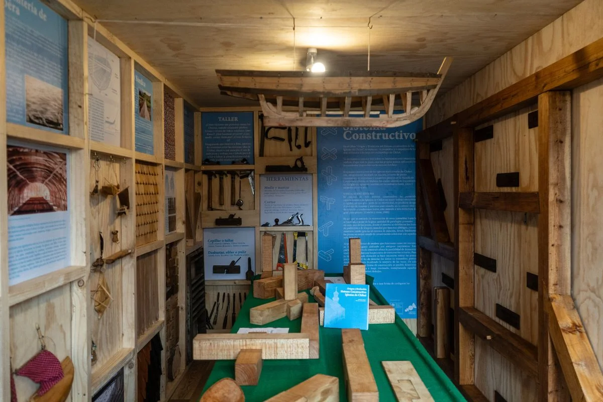 Inicia recorrido por Chiloé exhibición inmersiva sobre técnicas tradicionales de construcción en madera