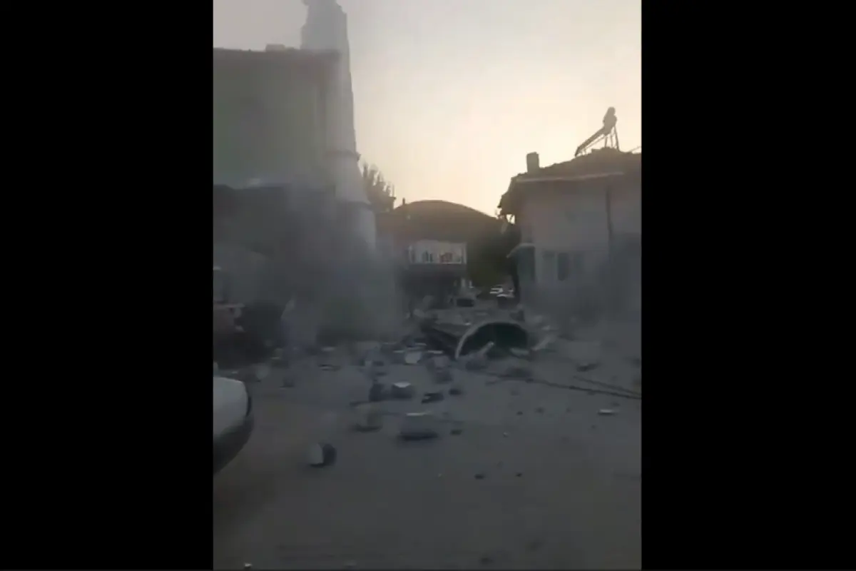 VIDEO| Terremoto sacude a Turquía: Reportan al menos 10 edificios en el suelo