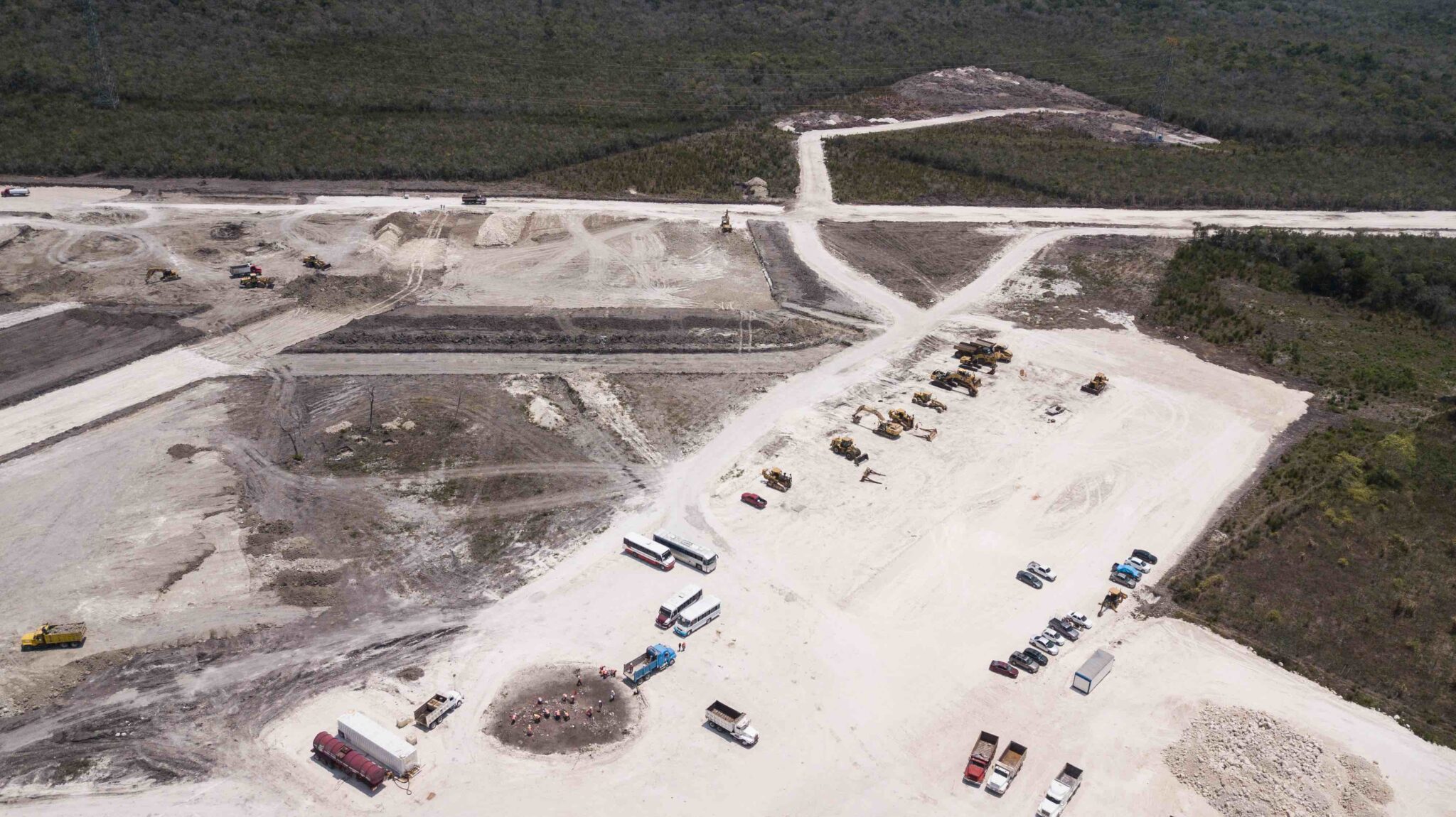 Militares realizan la construcción de la estación del tren en el tramo 7, en Xpujil, Campeche. Foto: Isabel Mateos.