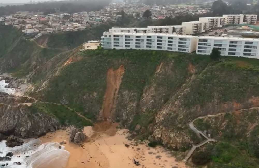 VIDEO| El peligroso socavón que atemoriza a habitantes de condominio en Algarrobo: Está a metros de edificio