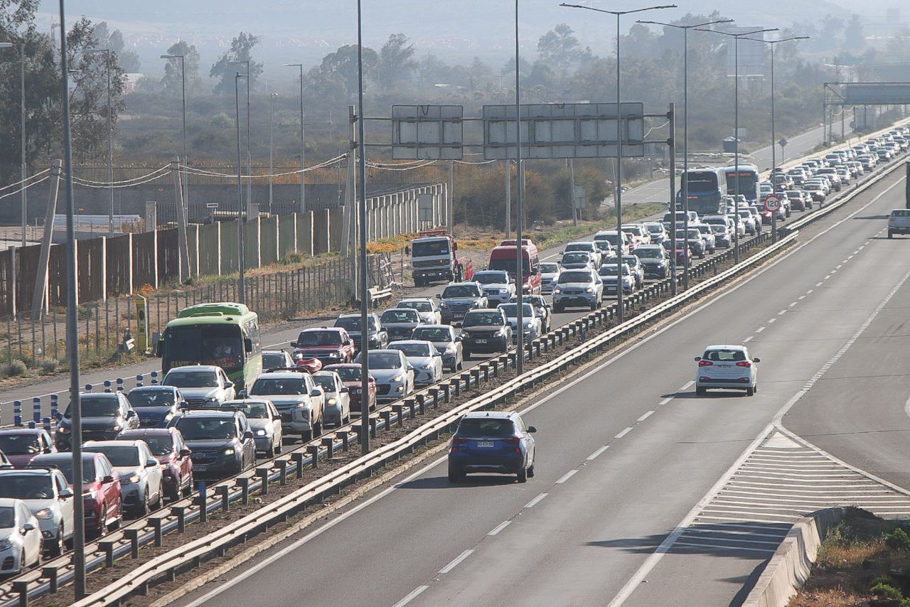 Más de 400 mil vehículos abandonan la capital: MOP dispone de Peaje a Luca y restricción de camiones este finde largo