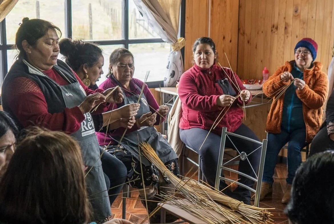Mujeres por el mar: Las 200 artesanas y recolectoras indígenas que cuidan 20 espacios costeros de Chile con saberes ancestrales