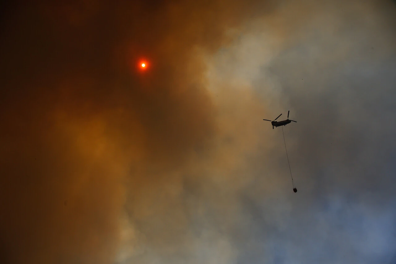 Incendios forestales hacen peligrar los compromisos climáticos de Chile, liberando toneladas de carbono a la atmósfera