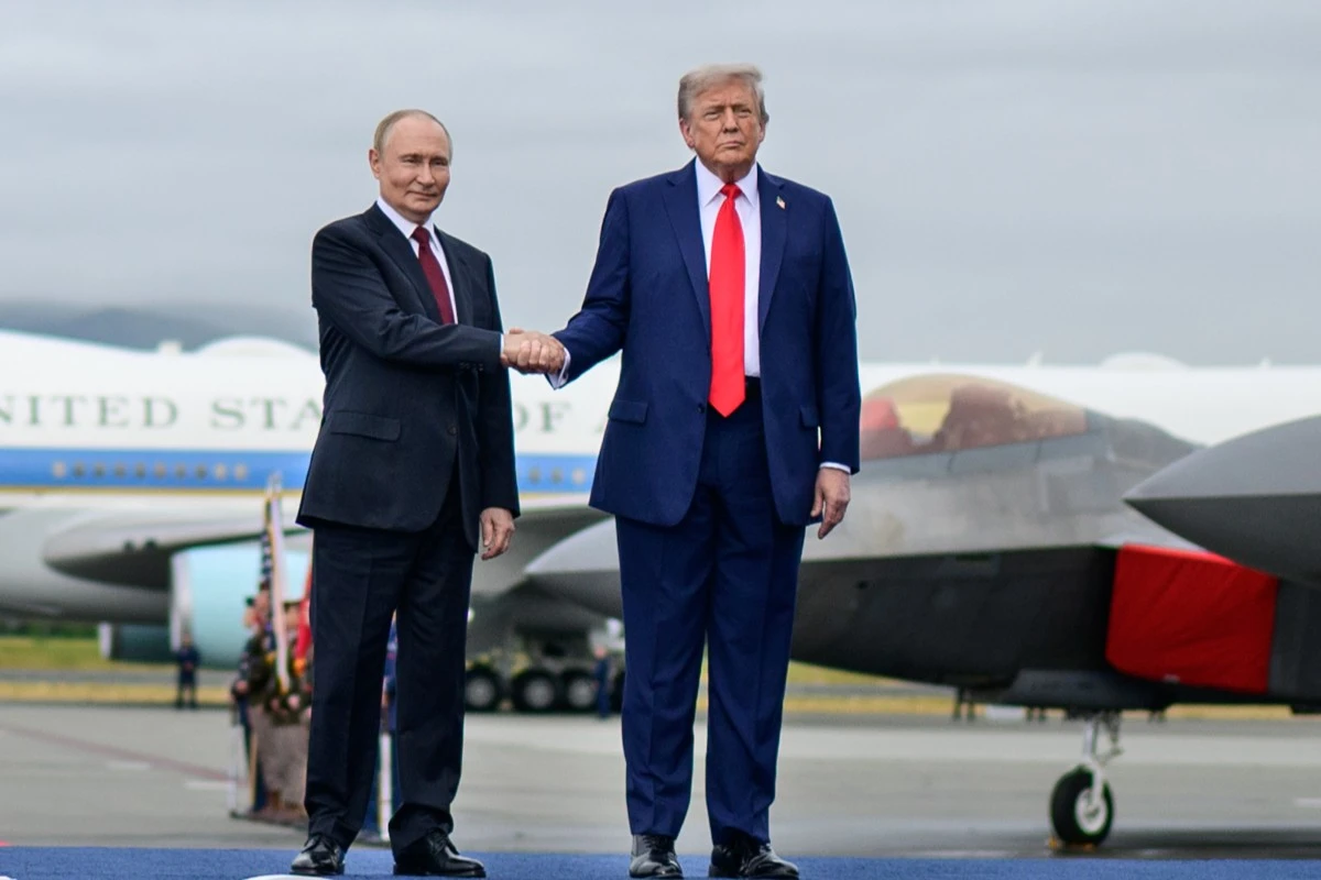 Cumbre bilateral: Trump recibe a Putin con alfombra roja en la base militar de Alaska