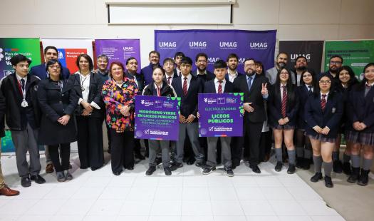 Estudiantes en la entrega simbólica.