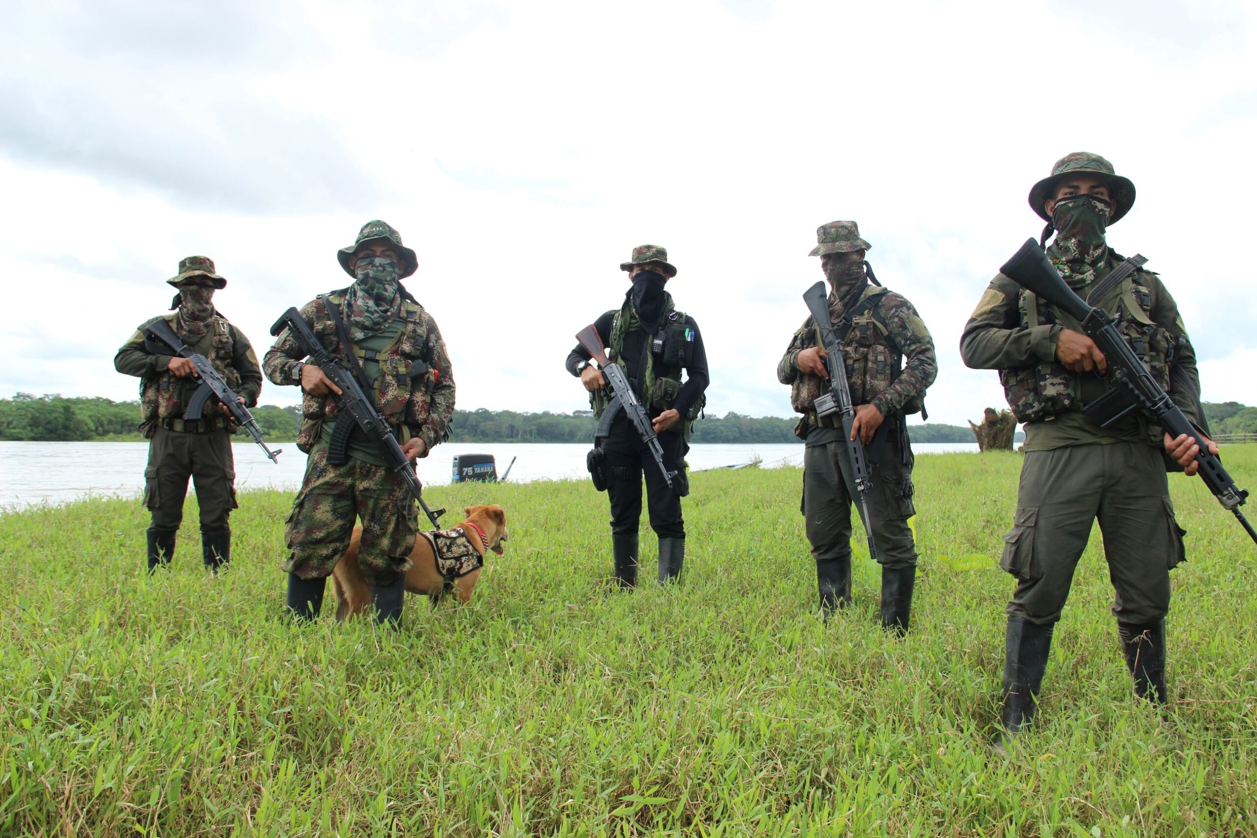 Los hombres armados de la disidencia de “Comandos de Frontera” patrullan por el río Putumayo y detienen las embarcaciones públicas para verificar la identidad de cada uno de los pasajeros. Crédito: Santiago Rodríguez.