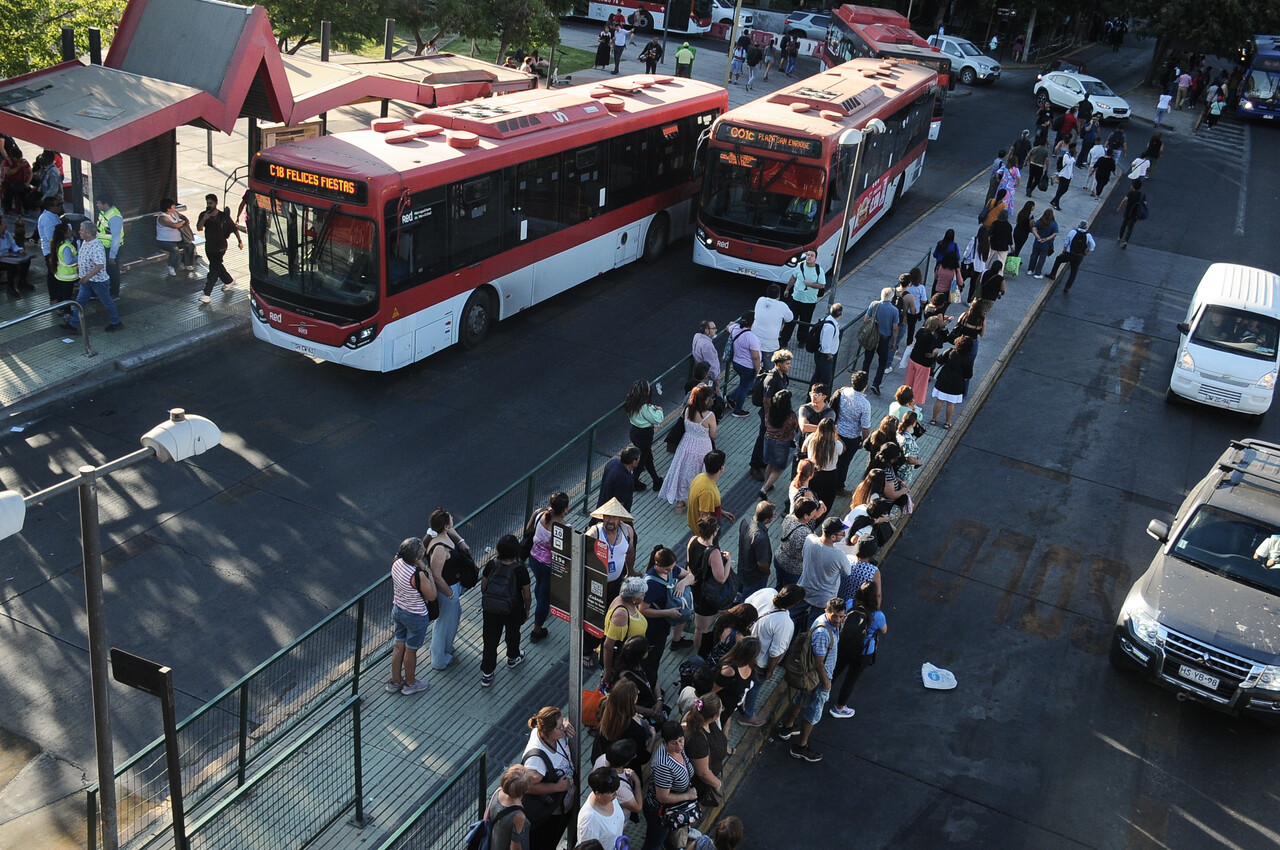 Huelga de conductores de buses RED causa problemas en Santiago: Estos son los 50 recorridos con problemas
