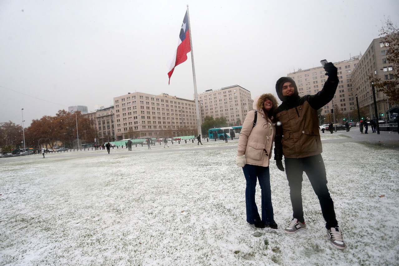 Enel activa plan de contingencia ante pronóstico de nieve en Santiago: Así es como debes informar un corte de luz