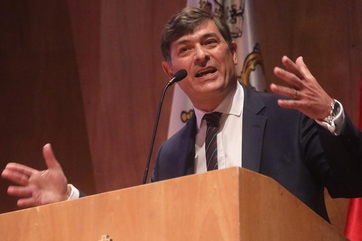 Parisi presidenciable y su cuestionado CV: 