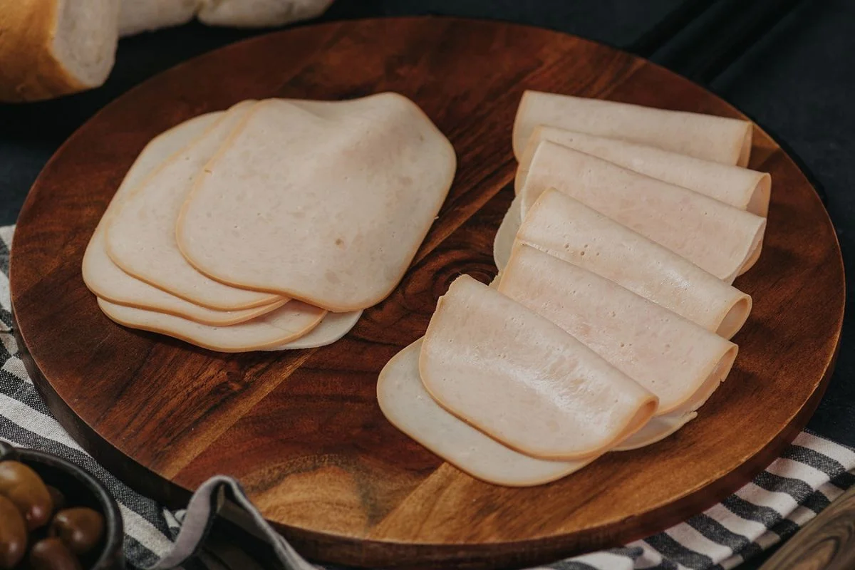 Sernac investiga a Ariztía y Sopraval por presunta inclusión de pollo en productos rotulados como “pechuga de pavo”