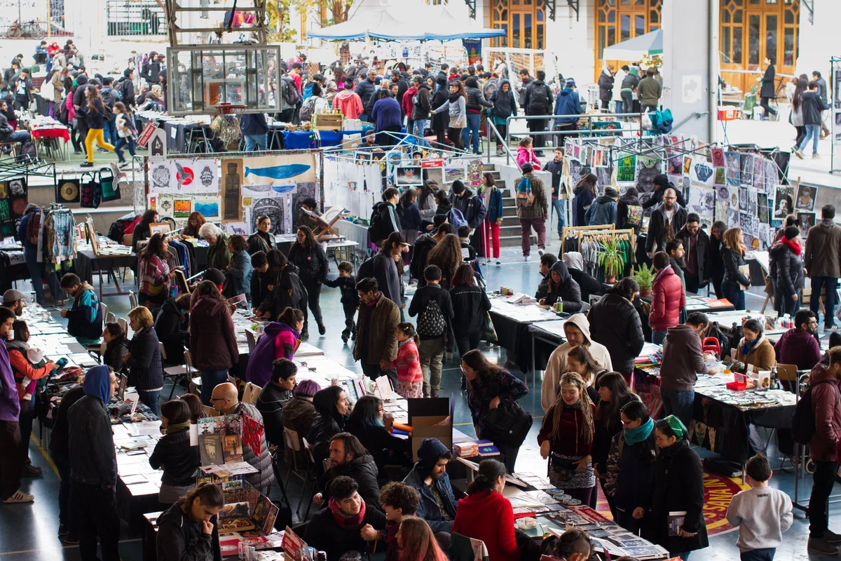 Inauguran gran feria gratuita que celebra el arte gráfico en Puente Alto: Talleres, música y juegos