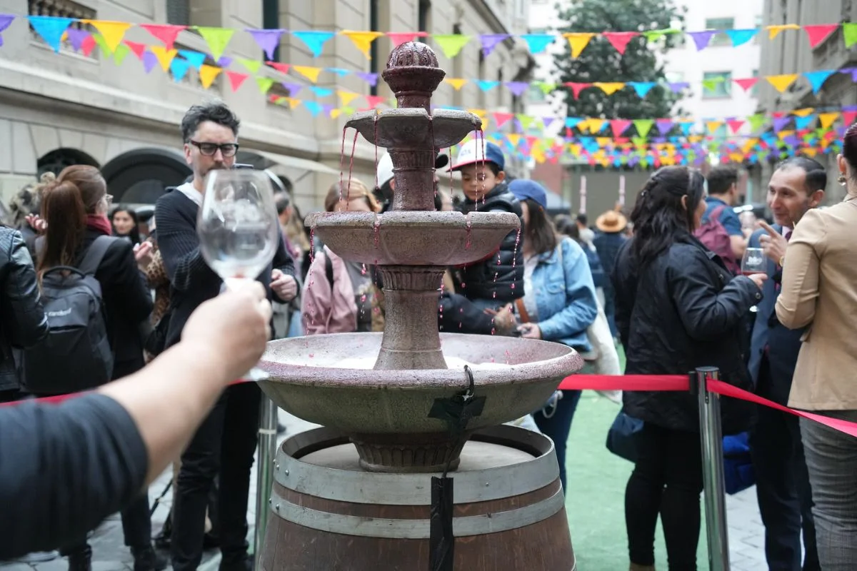 Santiago celebra gratis el Día Nacional del Vino: Barrio La Bolsa reunirá a 20 viñas que ofrecerán degustaciones y concursos